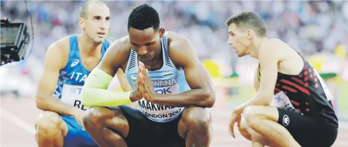  ?? Ap / david j. phillip ?? Isaac Makwala, al centro luego de clasificar a la final de los 400 metros, fue colocado en cuarentena hasta hoy por el comité médico de la IAAF.