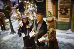  ?? NICK KOZAK/TORONTO STAR FILE PHOTO ?? For nearly a decade, the Hudson’s Bay windows have featured five panoramas of an old-fashioned Christmas, complete with miniature carollers.