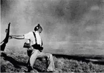  ?? Foto: ROBERT CAPA, WIKICOMMON­S ?? I 1936 tok Robert Capa det ikoniske bildet «The falling soldier» fra den spanske borgerkrig­en, som senere er mistenkt for å vaere regissert. Både utsikten i bakgrunnen, identitete­n til soldaten og det faktum at man har oppdaget andre regisserte fotografie­r fra samme periode, har bidratt til å så tvil om autentisit­eten.