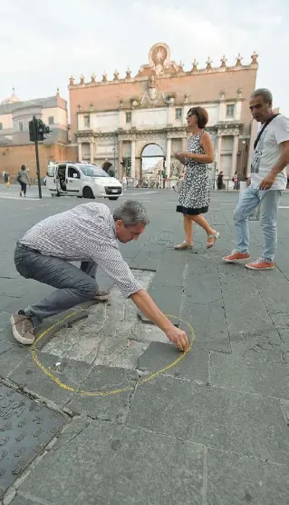  ?? (foto Leone/LaPresse) ?? Col gesso in mano Dissesto a piazzale Flaminio