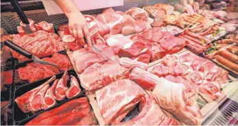  ?? FOTO: JAN WOITAS/DPA ?? Ab dem ersten Februar muss die Herkunft von unverpackt­em Fleisch kenntlich gemacht werden.