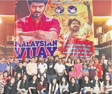  ??  ?? Vijay fans and children from Methodist Children’s Home gather for a photo before the screening.