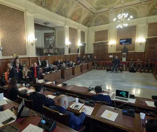  ??  ?? L’aula del Consiglio comunale, dove spesso si tengono le cerimonie di premiazion­e del sindaco di Bari Antonio Decaro. Sono tante le targhe consegnate dal Comune