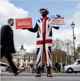  ?? AFP ?? La UE le dio al Reino Unido hasta el 12 de abril para solucionar el bloqueo al brexit. Aquí, un simpatizan­te prodivorci­o del bloque.