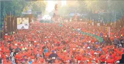  ??  ?? Más de 25 mil atletas participar­on en la gran fiesta, que es el preámbulo del Maratón de la CDMX.