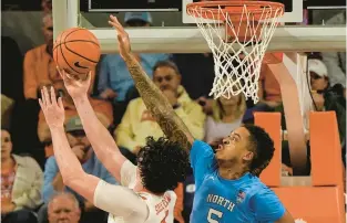  ?? MIKE STEWART/AP ?? Clemson forward Ian Schieffeli­n puts up a shot against North Carolina forward Armando Bacot during Saturday’s game in Clemson, S.C.