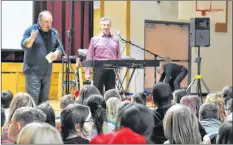  ?? SARA ERICSSON ?? Berwick and District School principal Bill Doucet introduces Canadian awardwinni­ng singer-songwriter, athlete, Paralympia­n and profession­al speaker Terry Kelly at Diversity Day.