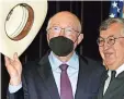  ??  ?? Ken Salazar (izq.) saluda con el sombrero luego de prestar juramento como embajador de Estados Unidos en México, el jueves 26 de agosto, en Denver