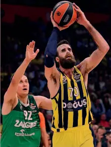  ??  ?? Gigi Datome, 30 anni, al tiro ieri nella semifinale contro il Kaunas AFP