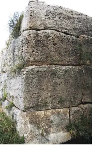  ??  ?? Madırburç’ta Sarduri yazıtı, Van Kalesi (solda).