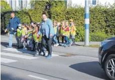  ?? FOTO: HOG ?? „Erst laufen, wenn das Auto steht“, lautete die Devise am Zebrastrei­fen in Oberstadio­n.