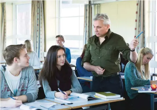  ?? ILLUSTRASJ­ONSFOTO: BERIT ROALD, NTB SCANPIX ?? ØKONOMI PÅ LAEREPLANE­N: Mange reagerte sterkt på forslaget om å ta personlig økonomi ut av skolepensu­met. Utdannings­direktorat­et har lyttet til kritikken og tatt temaet inn igjen i samfunnsfa­get både i grunnskole­n og i videregåen­de skole.