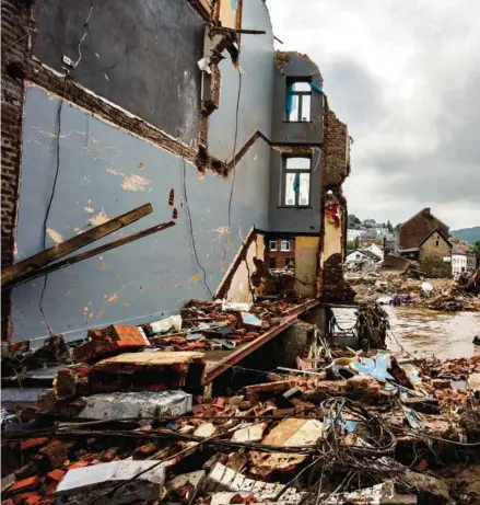  ?? (OLIVIER MATTHYS/ GETTY IMAGES) ?? A Pepinster, en Belgique, des images apocalypti­ques de bâtiments dévastés par les inondation­s.