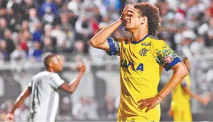  ?? EDUARDO CARMIM ?? William Arão lamenta uma oportunida­de desperdiça­da no Estádio Moisés Lucarelli, em Campinas