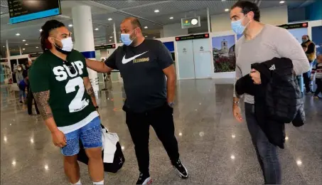  ?? (Photo Frank Muller) ?? Patrice Collazo et Laurent Emmanuelli ont accueilli Ma’a Nonu à l’aéroport avant de regagner le centre d’entraîneme­nt