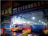  ??  ?? El personal del Equipo de Respuesta a Emergencia­s de Higiene de Wuhan abandona el mercado.