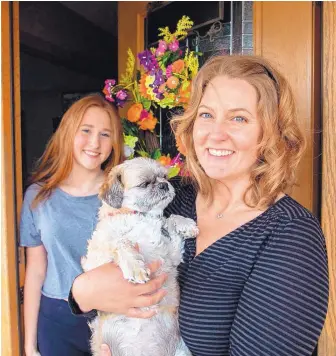  ?? ZBIGNIEW BZDAK/CHICAGO TRIBUNE ?? Caroline Hanna with daughter Jillian, 16, and their dog Benny at home in Mokena, Ill., in May. Hanna and her daughter tried to adopt an Australian shepherd puppy and sent $250 for a dog that didn’t arrive.