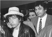  ??  ?? Con Bob Zard e Dylan negli anni 70. Il promoter disse di lui: «Molti pensano che abbia un brutto carattere ma è soltanto timido»