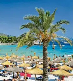  ?? Foto: A. Lander, dpa ?? Spanien (hier die Bucht von Paguera auf Mallorca) ist das zweitwicht­igste Tourismusz­iel der Welt – mit fast 83 Millionen ausländisc­hen Urlaubern.