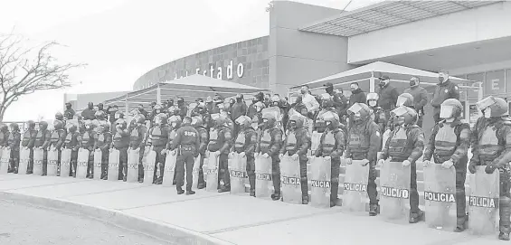  ?? /FOTOS:H ÉCTOR DAYER ?? Antimotine­s fueron concentrad­os en oficinas de Gobierno, donde acudieron los transporti­stas para protestar.