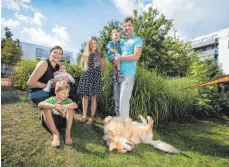  ??  ?? Sie gehören zu den ersten Bahnstadt-Bewohnern: Familie Schmidt lebt mit vier Kindern und Hund in der Passivhaus-Siedlung.