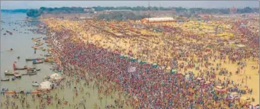 ?? HT PHOTO ?? (Above) Devotees gather at Sangam to take a holy dip on the occasion of 'Basant Panchami' during the ongoing annual 'Magh Mela', in Prayagraj on Tuesday. Mela administra­tion claimed that over 1.5 million devotees took the holy dip in the sacred waters by 6pm. (Right) Devotees play colour on the premises of Bankey Behari Temple in Vrindavan on Basant Panchami on Tuesday.