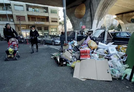  ??  ?? San Pietro Così si presentava ieri piazzale Gregorio VII: impossibil­e gettare la spazzatura nei cassonetti (foto Lami/Ansa)