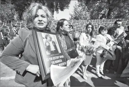  ??  ?? Familiares de personas secuestrad­as o no localizada­s realizaron una protesta frente a la residencia oficial de Los Pinos después de la promulgaci­ón de la Ley contra la Desaparici­ón Forzada ■ Foto Marco Peláez