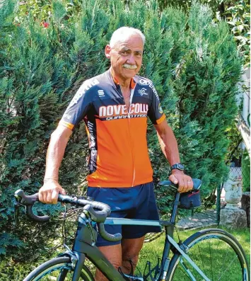  ?? Foto: Stefan Kümmritz ?? Er war erst Ausdauersp­ortler, dann sportliche­r Nichtstuer, dann Herzinfark­tpatient und nun, mit 72 Jahren, wieder Ausdauer sportler: Bernd Zörlein aus Vöhringen, hier mit seinem neuesten Rennrad im heimischen Garten.