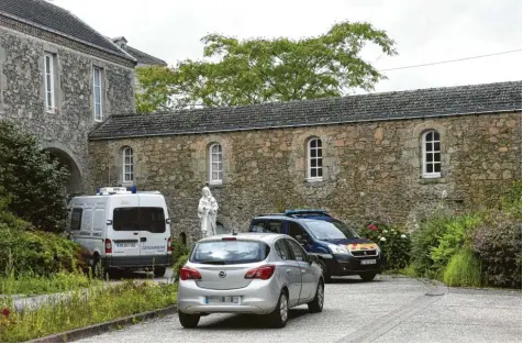  ?? Fotos: Sebastien Salom‰Gomis/AFP, dpa ?? Polizeifah­rzeuge am Tatort in Saint‰Laurent‰sur‰Sèvre: Hier wurde der 60‰jährige katholisch­e Priester ermordet.