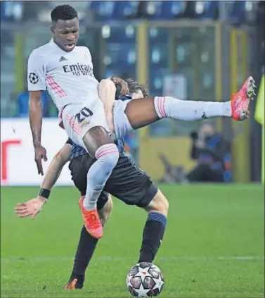  ??  ?? Vinicius, en un lance del juego en el partido de Champions ante la Atalanta.