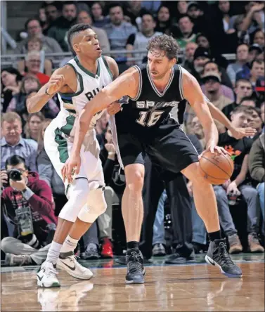  ??  ?? TALENTO EUROPEO. El español Pau Gasol protege el balón del griego Giannis Antetokoun­mpo.