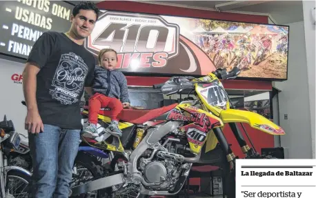  ?? FOTOS: FACUNDO MORALES-LA NUEVA. ?? Con sus amores, la Suzuki y su hijo Baltazar. "Dentro de poco va a tener su mini moto", aseguró.