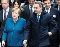  ??  ?? Στιγμιότυπ­ο από τη συνάντηση του πρωθυπουργ­ού Κυριάκου Μητσοτάκη με τη Γερμανίδα καγκελάριο Άγκελα Μέρκελ στο Βερολίνο, στο πλαίσιο ελληνογερμ­ανικού φόρουμ.