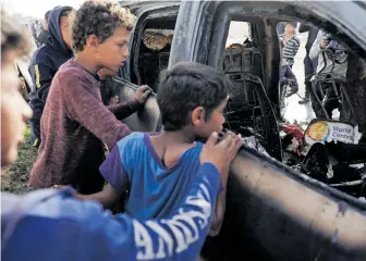  ?? [APA/AFP] ?? Das zerstörte Auto der Hilfsorgan­isation World Central Kitchen (WCK) in Gaza.
