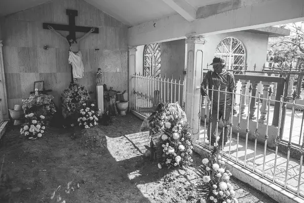  ??  ?? Contreras stops by the tomb of Octavio Colorado Mora, a mechanic whose body he found at a mass-burial site.