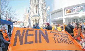 ?? FOTO: FELIX OECHSLER ?? Türkischst­ämmige Ulmer sagen auf dem Münsterpla­tz „nein zur Diktatur in der Türkei“.