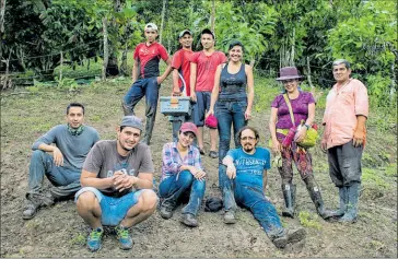  ??  ?? VISITAS. Arqueólogo­s de la Universida­d San Francisco de Quito fueron acompañado­s por un grupo de habitantes para constatar la existencia de los vestigios ancestrale­s.