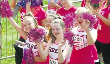  ?? Picture: Sean Aidan (2926826) ?? A cheerleadi­ng squad help to raise weary spirits at the Race for Life