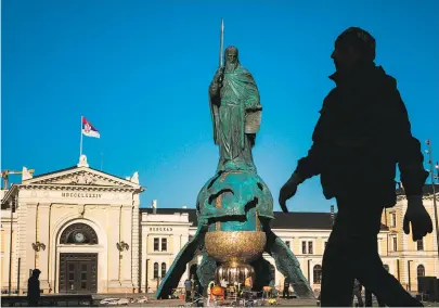  ?? [ AFP/Isakovic ] ?? Vor dem renovierte­n Bahnhof in Belgrad thront Serbiens Großˇzupan Stefan Nemanja (1113–1200) auf einem Denkmalsoc­kel.