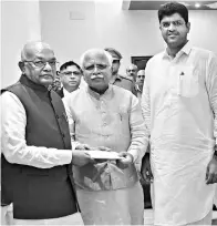  ?? PHOTO: PTI ?? BJP’S Manohar Lal Khattar ( centre) and JJP chief Dushyant Chautala ( right) meet Governor Satyadeo Narain Arya to stake claim for forming the new government in the state, at Raj Bhawan in Chandigarh on Saturday