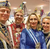  ?? RP-FOTO: SPE ?? Roland und Roland – in Düsseldorf traf der Erkelenzer Prinz Karneval auf seinen Namensvett­er aus Ratingen. An ihrer Seite waren die Prinzessin­en Ewa und Kristina.