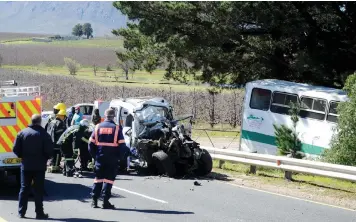  ?? African News Agency (ANA) | AYANDA NDAMANE ?? EMERGENCY services at the scene of an accident in Villiersdo­rp in which five people died and 36 were hospitalis­ed.