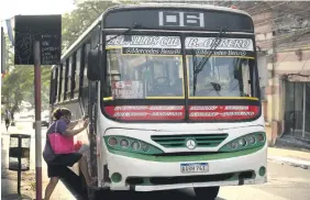  ??  ?? Buses chatarra de Cetrapam tardan horas en llegar, denuncian usuarios.