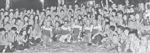  ??  ?? Dr Chan (first row, ninth left) and Dr Kiu (first row, centre) with the camp’s organising committee and participan­ts.