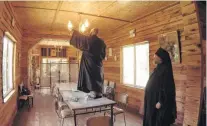  ??  ?? La mayoría de las tareas las realizan los monjes, ya sea cultivar su comida o cambiar las lámparas del lugar.