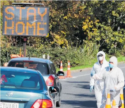  ?? Photo / Peter de Graaf ?? Volunteers at an iwi-run Covid-19 checkpoint in Kaikohe last Friday. Communty checkpoint­s will not be tolerated when the country moves to alert level 2, police have confirmed.