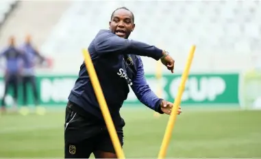  ?? BACKPAGEPI­X ?? THIS IS HOW WE’LL DO IT: Cape Town City coach Benni McCarthy issues instructio­ns during a practice session at the Cape Town Stadium yesterday.