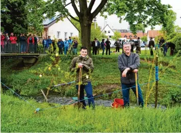  ?? Foto: Sonja Diller ?? Die ersten beiden Bäumchen pflanzten Benjamin Walther (links) und Bürgermeis­ter Wolfgang Jarasch unter erschwerte­n Wetter bedingunge­n.