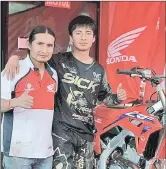  ?? XCA ?? Wily Guamán, debutante en la MX2 A, recibe el apoyo incondicio­nal de su padre Julio. Son oriundos de Saraguro. /